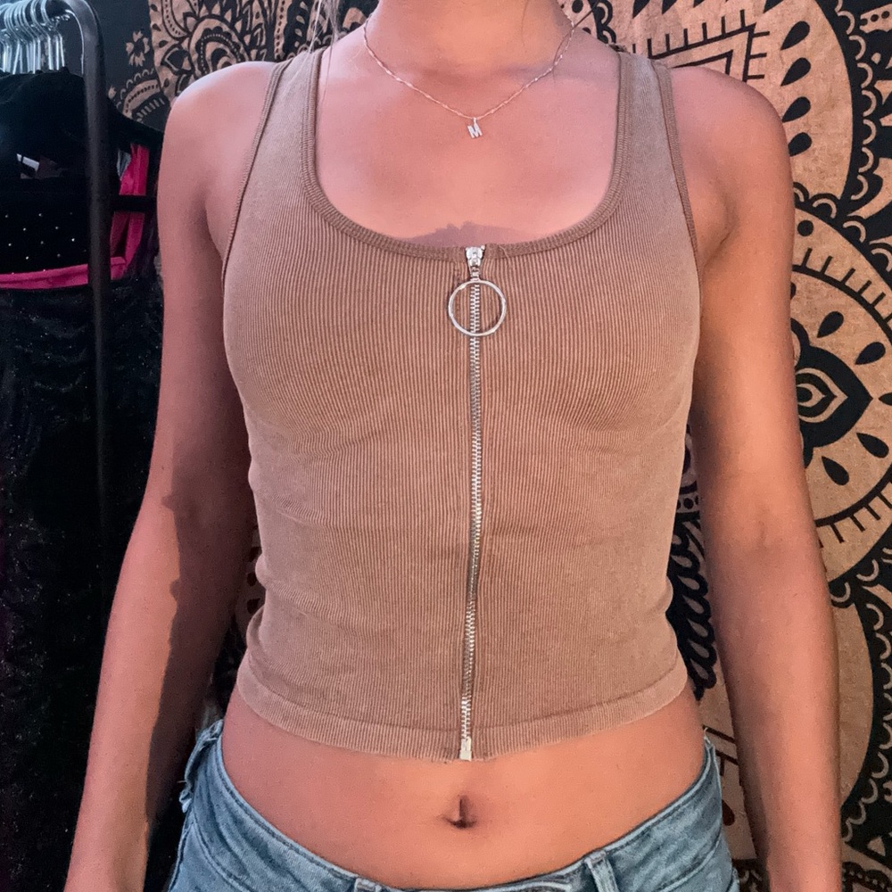 “Bella Seamless” Brown ribbed tank top with ring zipper